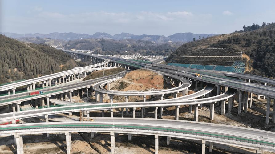 云南三清高速公路建设取得重大突破 全线最长隧道右幅贯通