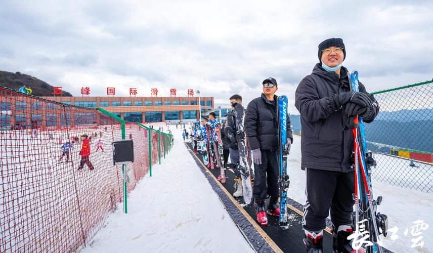 雅安一滑雪场“开板”迎客 “滚滚”也登场了