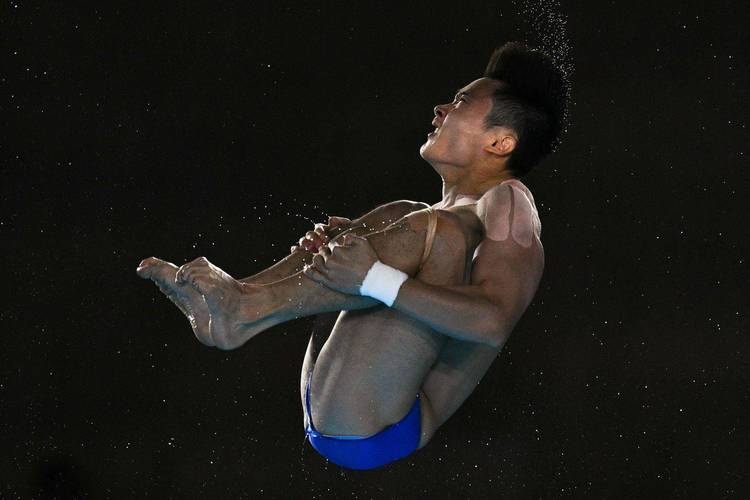 曹缘、杨昊晋级跳水男子10米台半决赛