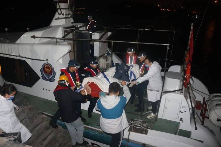三亚海警紧急救援一起车祸险情