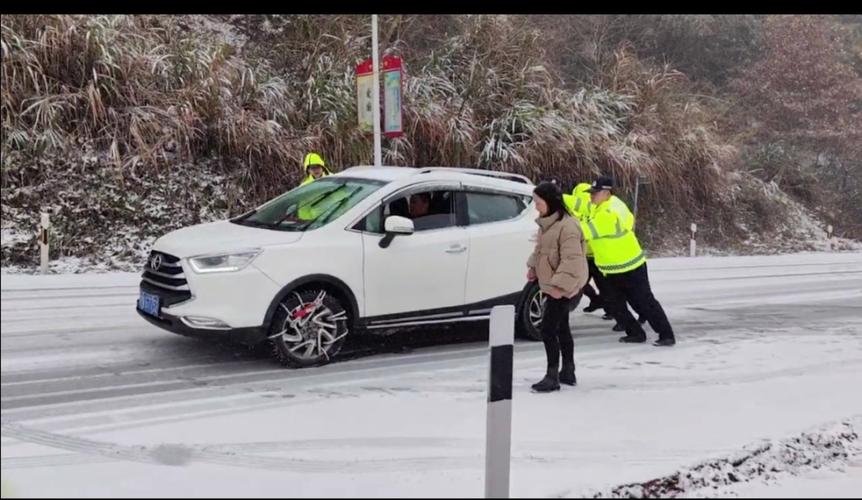 六安民警扫雪、除冰、救援被困车辆