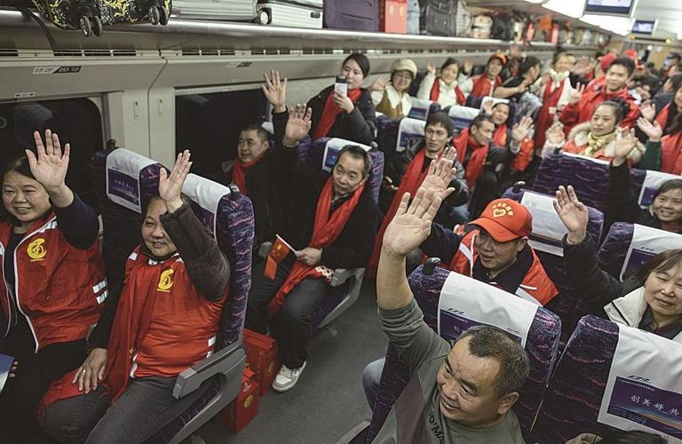 广西柳州494名务工人员免费搭乘动车专列赴粤返岗