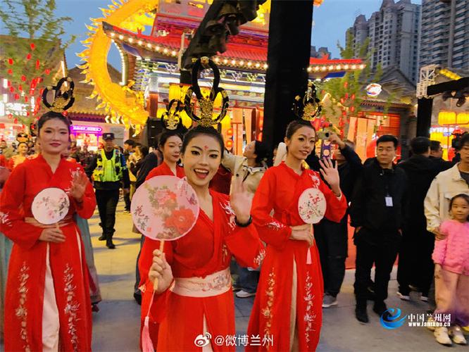 兰州老街上演西域风演绎:丝路驼队伴西域舞姬“穿越”楼兰