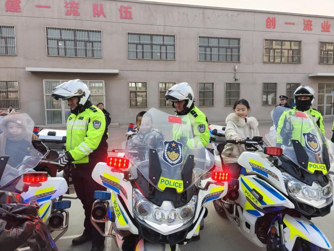 新疆昭苏牧民开启夏季转场 民警组成“转场护牧队”一路护航