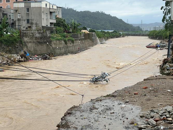 持续降雨致云南怒江河水上涨 消防紧急出动排涝除淤