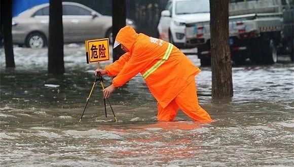 上海市启动防汛防台Ⅱ级响应行动 升级发布暴雨橙色预警