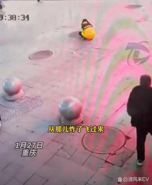 云南一小孩将鞭炮丢井盖内被炸飞数米,物业:现场已处理,孩子受到惊吓