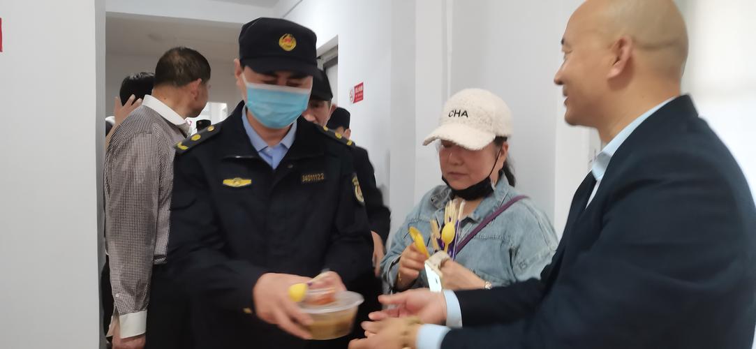 春运开启 合肥站为清晨赶车旅客提供爱心早餐