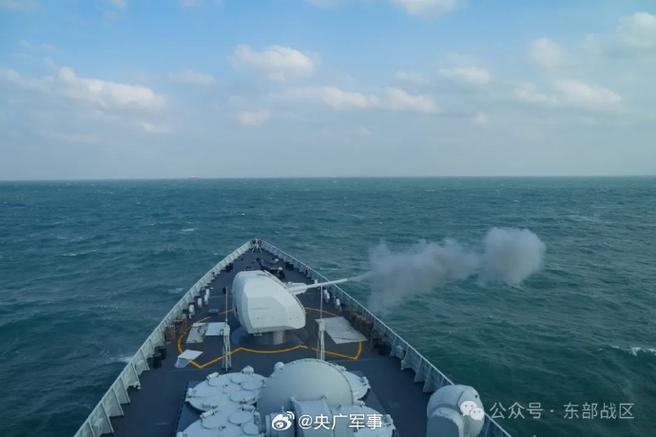 东部战区海军数艘驱护舰多点同步演练