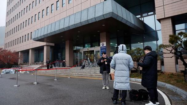 总统警卫处未加阻拦 韩警方车辆通过内院铁门驶向总统官邸建筑