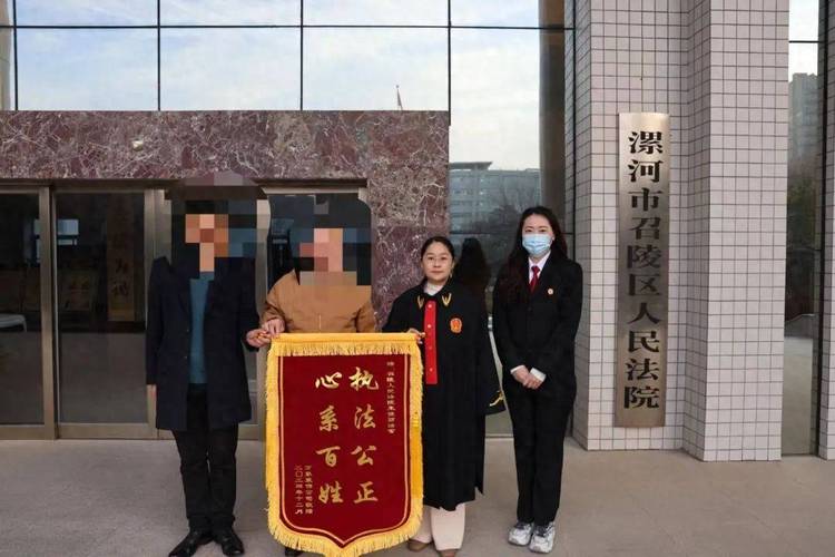 原告和被告都送来了锦旗