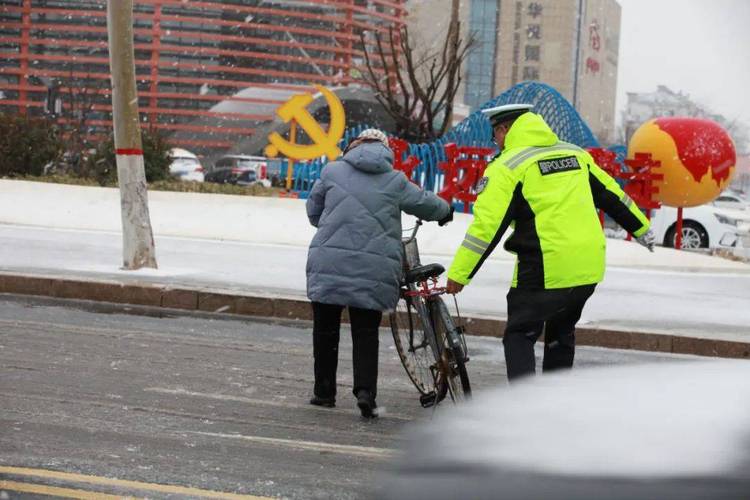 云南省德钦县发布道路结冰黄色预警