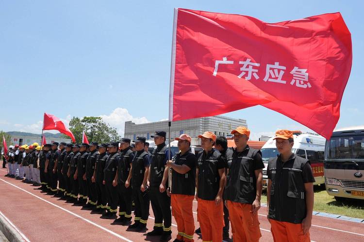应急管理部调派力量装备增援湖南华容开展排涝工作