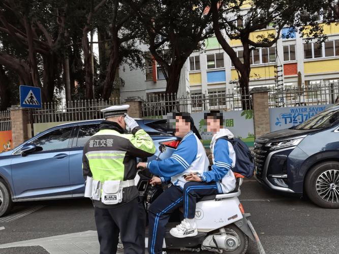 洗警车、打扫民警宿舍!5名少年无证骑行被罚,家长:接受不了