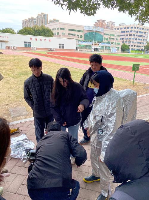 从沉沉地来到满满地回 台青行李箱里的两岸之变