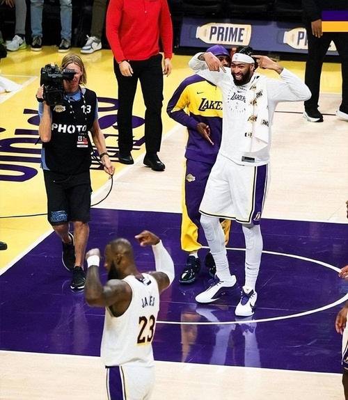 ESPN:湖人初步认定戴维斯遭遇臀部&背部痉挛