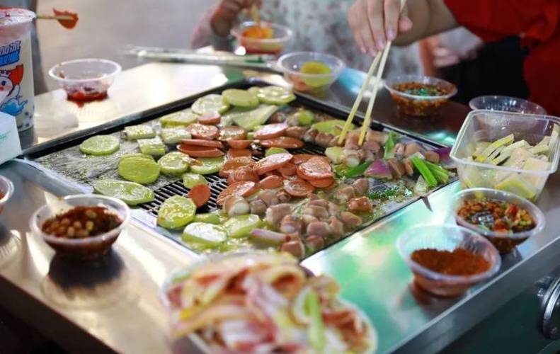 夏日美食点燃“夜经济” 城市“烟火气”中升腾勃勃生机