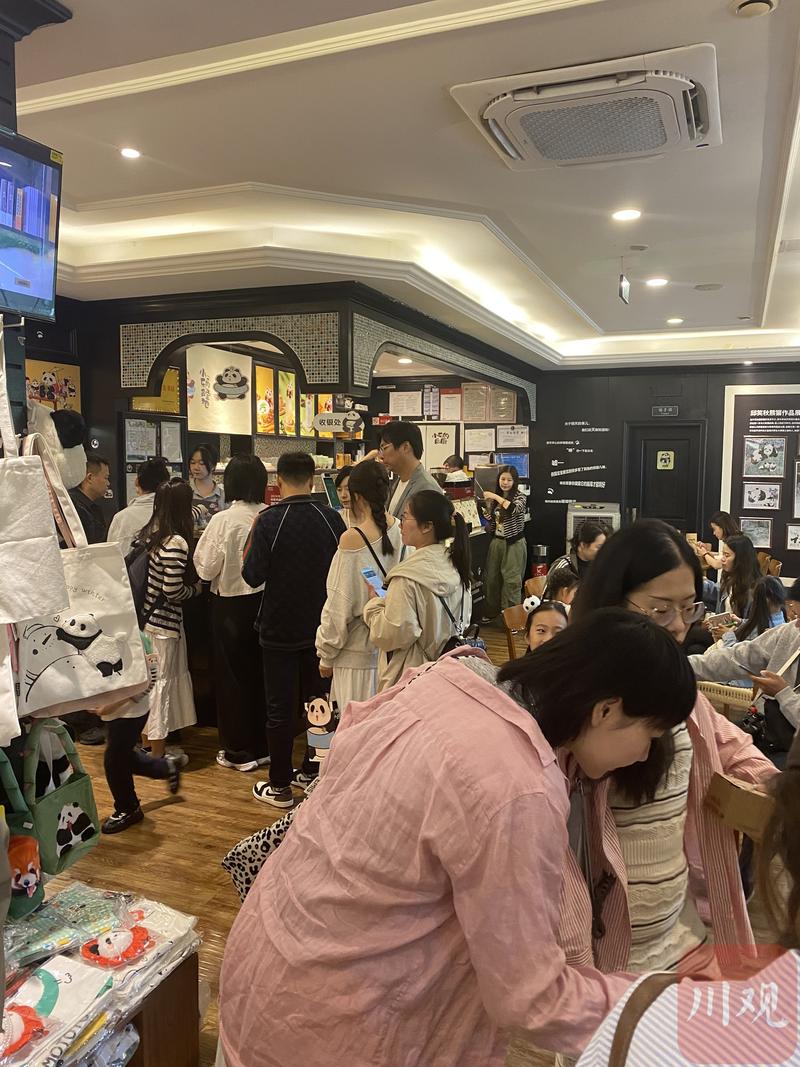 日均1800+人,国庆节的熊猫书店太city!丨乐游四川