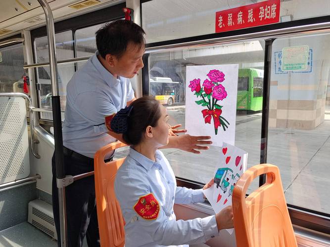 郑州女车长驾驶公交车“穿针”:无他 惟手熟尔