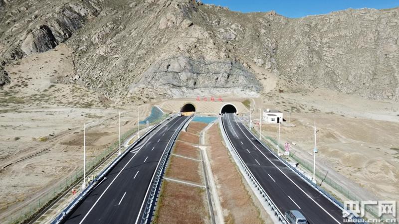 西藏拉萨至日喀则高等级公路全线通车