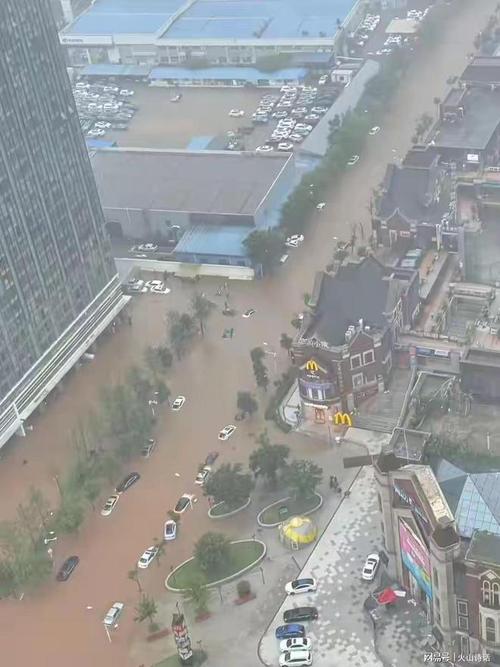 长沙暴雨小时雨量破纪录 多路段内涝地铁停运
